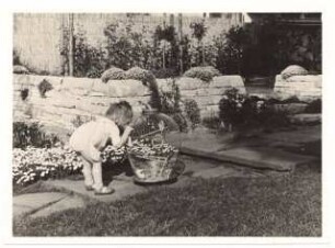 Garten Hermann Leinweber, Berlin-Schlachtensee: Plattenweg und Mauern im Sommergarten, Kind mit Vogelkäfig