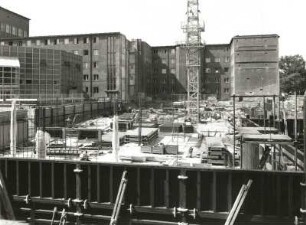 Dresden-Altstadt. Neubau Sächsischer Landtag. Blick über Baustelle zum Altbau (Ehem. Landesfinanzamt und Zollverwaltung von P. Wolf und Thiede; 1928-1931) Devrientstraße