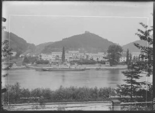 Schandau (Bad Schandau). Westlicher Teil der Elbfront und Schloßberg. Blick vom linken Elbufer