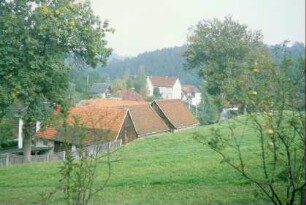 Ziegeldachlandschaft unterhalb eines Hanges