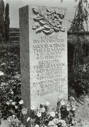 Grabstein für Major Werner Theermann (1917-1945), seine Frau Brigitte Theermann (1923-1945) und den Sohn Rainer (1943-1945)