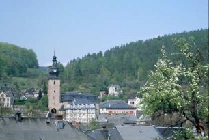 Blick zur Kirche und zur alten Schule