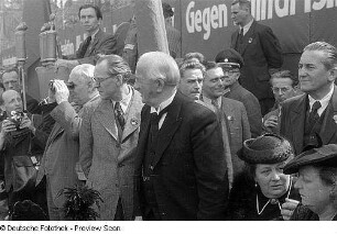 Aufnahmen von den Feierlichkeiten zum 1. Mai 1946 in Berlin : Parteivorstand der SEDE auf einer Tribüne am Berliner Schloss, von links nach rechts: Wilhelm Pieck, Otto Grotewohl und Arthur Werner