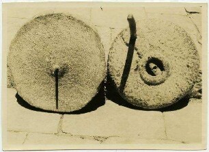 Oberstein v oben, Unterstein v oben [Mühle, Handmühle, Exemplar des Aussätzigenasyls, Jerusalem]