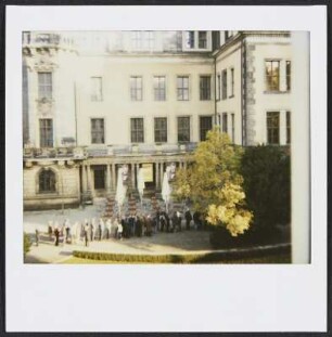 Menschenschlange vor dem Dresdner Residenzschloss