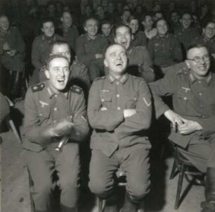 Armeeangehörige als Publikum des Puppenspielers Carl Schröder