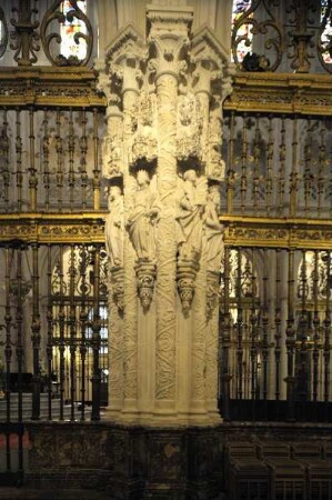 Bündelpfeiler mit Figuren und Ornamenten