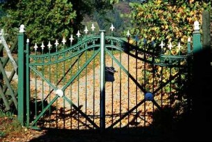 schmiedeeisernes zweiflügeliges Eingangstor (zum Friedhof?)