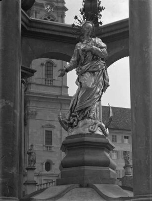Madonnenfigur auf dem Frauenbrunnen