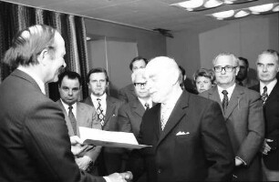 Freiburg: Hotel Stadt Freiburg; Bundesverdienstkreuz für Alfred Löffler MdL, überreicht durch Ministerpräsident Dr. Filbinger
