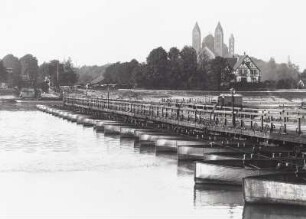 Speyer, Schiffsbrücke : Speyer. Schiffsbrücke über den Rhein. Blick nach Nordosten zum Dom