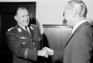 Freiburg: Regierungspräsidium; Verabschiedung von Oberst Sauer (Geschwader Immelmann, Bremgarten) - Regierungspräsident Person