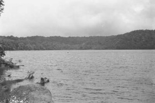 Kratersee westlich von Brastagi : Seelandschaft mit Ufer