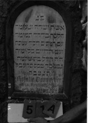 Grabstein 51 (Index: 100105507) Material: Muschelkalk, weiße Marmorplatte Zustand: gut Maße HxBxT: 103x48x29 cm Beschreibung: Stele, rustica, Rundbogenabschluß, Schriftplatte: Grabstein 51A