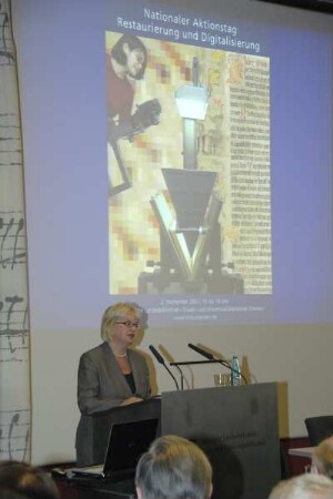 Eröffnung im Vortragssaal. Prof. Dr. Claudia Lux bei ihrer Ansprache