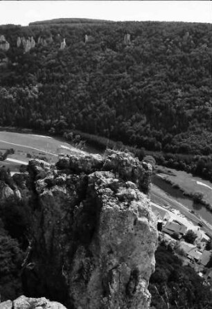 Werenwag: Donautal, Blick nach unten, von der Burg, Vordergrund Felsen
