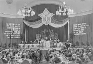 Bundeskongreß der Domowina 1952 in Bautzen : Bautzen. Haus der Sorben. Saal mit Teilnehmern des Bundeskongreßes der Domowina