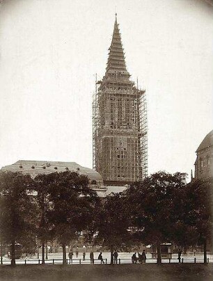 Billing, Hermann; Kiel (Schleswig-Holstein); Rathaus - Turm mit Gerüst hinter Bäumen