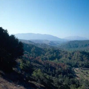 Kamiros (Rhodos). Ausblick von der Akropolis auf Profitis Elías und Atávyros-Gebirge