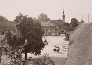 Skassa, Blick über den Hof des Staatsgutes auf die Kirche