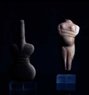 Violin-Idol und schwangeres Idol : Karlsruhe, Badisches Landesmuseum. Violin-Idol, Herkunft unbekannt, frühkykladisch I. Marmor, Höhe: 11,5cm, Inv.Nr. 65/48. Rechts: Schwangeres Idol. Frühkykladisch II, Spedos-Art, Marmor, Höhe: 10,7 cm, Inv.Nr. 71/30