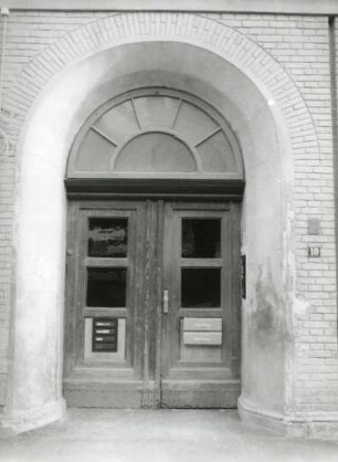 Markneukirchen, Unterer Markt 10. Wohnhaus (1851/1900). Portal