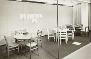 Stuhl mit gepolsterter Sitzfläche : Ausstellungskoje mit Stühlen und Tischen verschiedener Hersteller