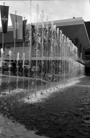 Freiburg: Springbrunnen mit Karlshof im Hintergrund