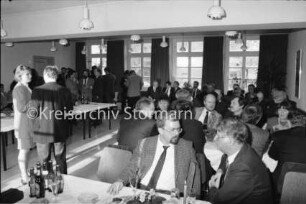 Neujahrsempfang: Alte Schule: rechts Ehrengäste an gedeckten Tischen: links stehende Gäste: hinten Fensterfront: 12. Januar 1992