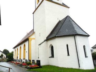 Kirche von Ostsüdosten in Übersicht - Kirchturm im Kern romanisch - Chorapside frühgotisch - Langhaus Neubau 17 Jh auf romanisch-gotischem Vorgänger