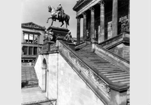 Blick auf die Freitreppe der Nationalgalerie mit dem Reiterstandbild von Alexander Calandrelli vor dem Hintergund des zum Teil zerstörten Neuen Museums