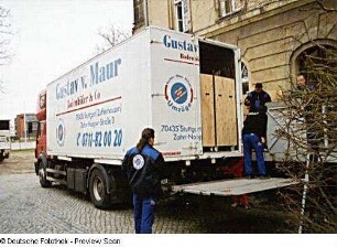 Anlieferung der fahrbaren Buch-Transportbehälter in der Marienallee