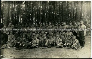 Gruppenbild von SA-Männern im Freien