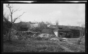 Saint-Mihiel (Dep. Meuse, Frankreich): massive und hohe Befestigungsanlage (Distanzaufnahme) ("Bayernschanze am Felsenwäldchen, Abschnitt Camp de Romains")