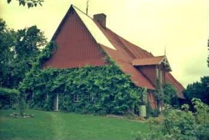 Fliegenfelde 9: Bauernhaus, Fachwerkbau: Giebelseite Wohntrakt, Kletterpflanzen, an Giebel Verkleidung: rechts Traufseite Wohntrakt, über Eingangstür Zwerchgiebel