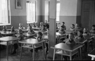 Bukarest: Kindertagesheim, Ghica Sat, Kinder an Tischen