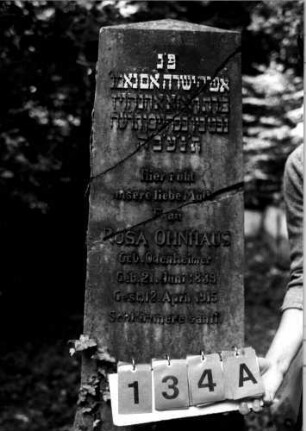 Grabstein 134 (Index: 100109371) Material: Sandstein Zustand: zweimal gesprungen Maße HxBxT: 159x46x25 cm Beschreibung: Obelisk, getreppter Sockel, unterer Sockelteil rustica: Grabstein 134A