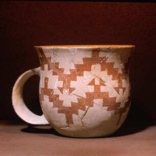 Volos, Archäologisches Museum. Tasse mit Zackenband. Aus einer Magula bei Karditsa, 5500-5000 v. Chr.