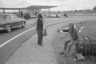 Anhalter am Autobahndreieck Karlsruhe während der Sommerreisezeit