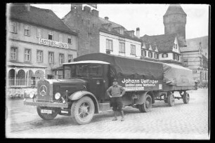 LKW der Spedition Johann Ueffinger, mit Fahrer, vor dem Gasthaus zum Löwen