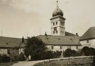 Pfaffroda, Schloss : Pfaffroda. Nord-Ost-Ecke des Schloßhofes mit Kirche