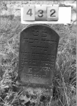 Grabstein 432 (Index: 100107953) Material: roter Sandstein Zustand: leicht versalzen Maße HxBxT: 63x28x19 cm Beschreibung: Stele, Segmentbogenabschluß, getreppter Sockel Besonderheit: Kindergrab: Grabstein 432