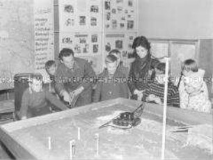 Ausflug der Schulkinder aus Lebien (Kr. Jessen) ins Militärpolitische Kabinett in Annaberg-Plossig