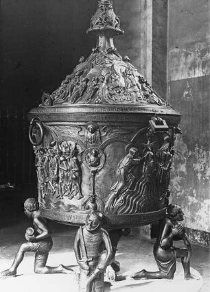 Hildesheim, Dom St. Maria, Kapelle des Hl. Georg, Bronzetaufbecken, Durchzug de Juden durch das Rote Meer (li.), Taufe Christi (re.)