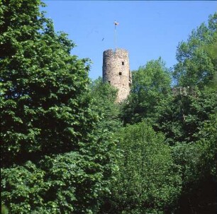 Knüllwald-Wallenstein (Schwalm-Eder-Kreis). Blick zur Burgruine Wallenstein (um 1100-1200 erbaut, 1637 zerstört), deren ehemaliger Treppenturm heute als Aussichtsturm dient