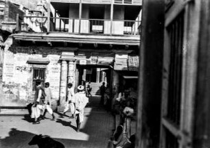 Am Haupteingang des Tempels (Deutsche Indien-Expedition 1926/1929 - 5. Südindien)
