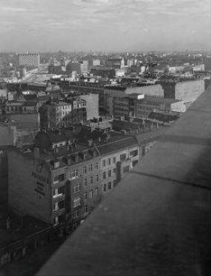 130° Panorama, Bild 7 von 7. Blick entlang dem Kurfürstendamm auf das Viktoria-Areal Richtung Breitscheidplatz. Berlin-Charlottenburg, Kurfürstendamm