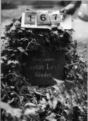 Grabstein 167 (Index: 99618220) Besonderheit: Kindergrab; - keine Maßangabe: Grabstein 167