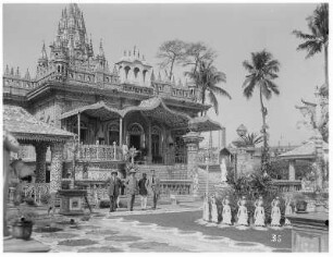Kalkutta (Indien). Blick zum Jaintempel, davor drei Touristen und ein Einheimischer