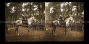 Hauptmann bei seiner Truppe im Waldlager